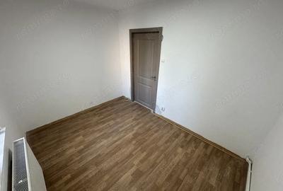 Apartament cu 3 camere decomandat, mobilat în Anda