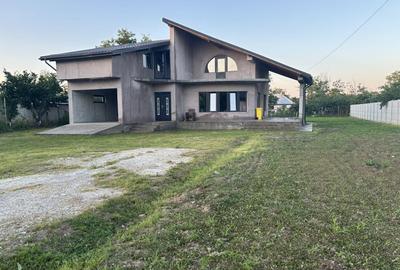 Casă cu 4 camere cu Teren 1600 Mp în Ciochina - 2