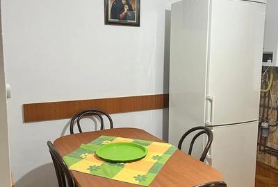 Apartament cu 3 camere decomandat în Aradului