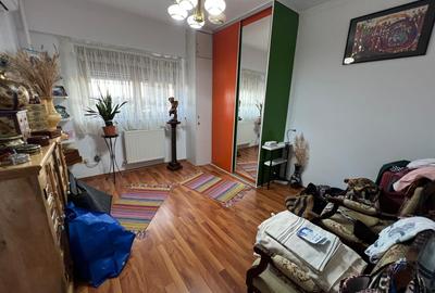 Apartament cu 4 camere decomandat în Iancului