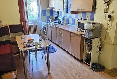 Apartament cu 3 camere decomandat în Micro IV