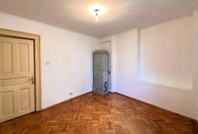 Apartament cu 6 camere decomandat în Moșilor