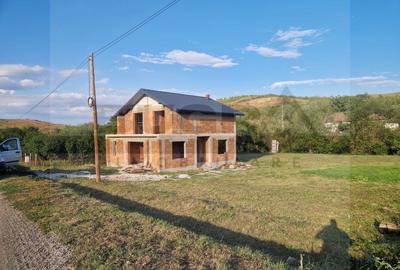Casă individuală cu 4 camere cu Canalizare în Corpadea