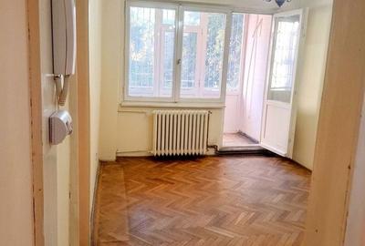 Apartament cu 3 camere semidecomandat în Punctele Cardinale