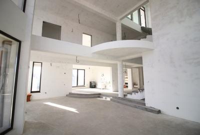Casă cu 8 camere cu Teren 2500 Mp în Nord