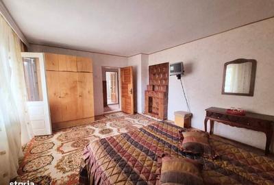 Casă cu 4 camere decomandat în Central