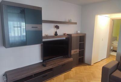 Apartament cu 3 camere semidecomandat, mobilat în Girocului