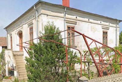 Casă cu Teren 1300 Mp în Central