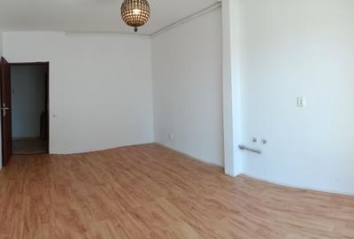 Apartament cu 2 camere semidecomandat în Dristor