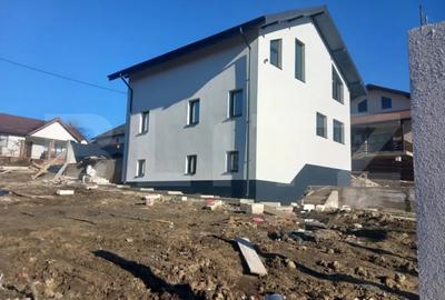 Casă cu 5 camere cu Teren 500 Mp în Valea Adâncă - 4