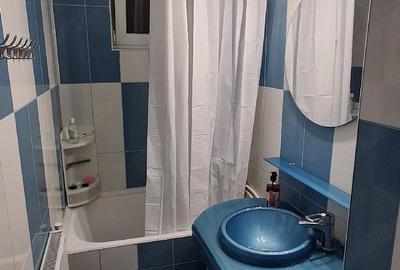 Apartament cu 3 camere semidecomandat în Micro 6