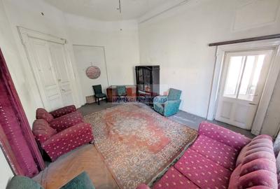 Apartament cu 3 camere semidecomandat în Victoriei