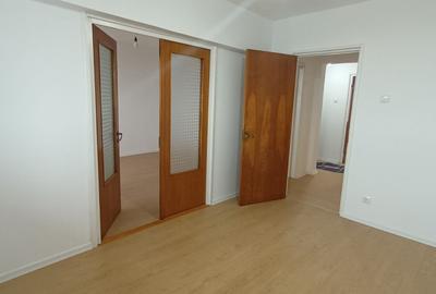 Apartament cu 3 camere decomandat în Drumul Taberei