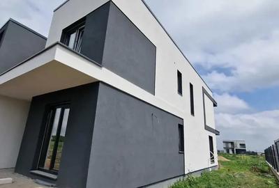 Casă cu 5 camere cu Teren 365 Mp în Covaci - 1