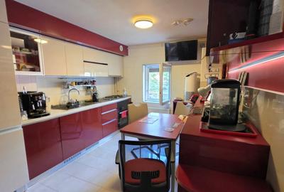 Apartament cu 3 camere semidecomandat, mobilat în Complex Studențesc