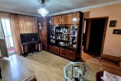 Apartament cu 4 camere semidecomandat în Rahova