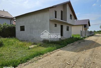 Casă cu 4 camere cu Teren 343 Mp în Comișani - 10