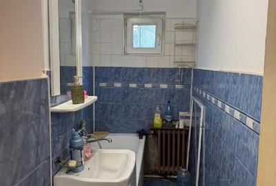 Apartament cu 3 camere semidecomandat în Craiovița Nouă