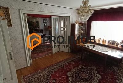Casă cu 4 camere nedecomandat în Central