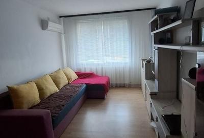 Apartament cu 3 camere semidecomandat în Apărătorii Patriei