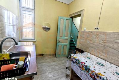 Casă cu 8 camere cu Teren 274 Mp în Tomis II