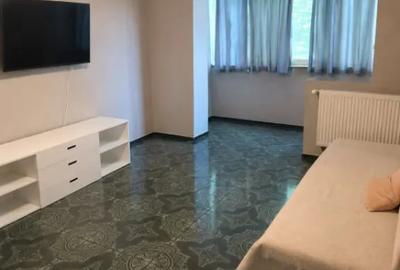 Apartament cu 4 camere semidecomandat în Rovine