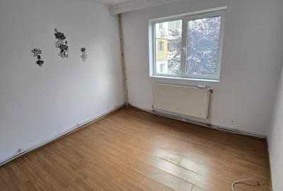 Apartament cu 3 camere semidecomandat în Mioriței - 2