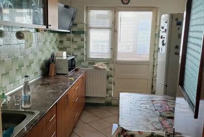 Apartament cu 4 camere semidecomandat în Crângași