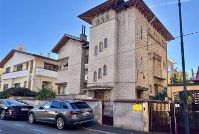 Casă individuală cu 10 camere cu Garaj în Primăverii - 1
