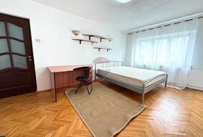 Apartament cu 3 camere semidecomandat, mobilat în Central