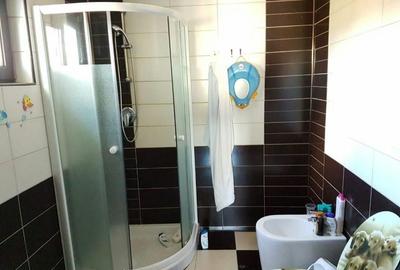 Casă cu 4 camere în Noua