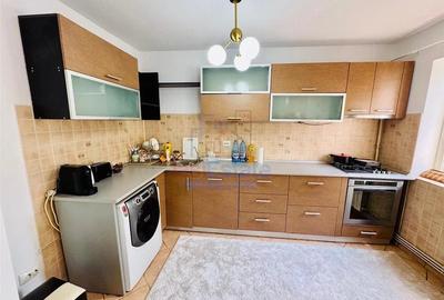 Apartament cu 3 camere semidecomandat în Filiași