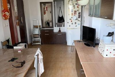 Apartament cu 3 camere decomandat în Sărari