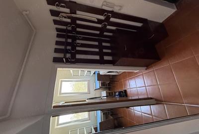 Apartament cu 3 camere semidecomandat în Apusului