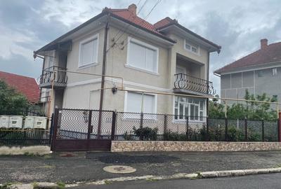 Casă individuală cu 6 camere cu Canalizare în Central - 1