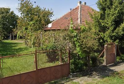 Casă individuală cu 2 camere cu Teren 8000 Mp în Plopi