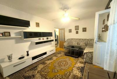Apartament cu 3 camere decomandat, mobilat în