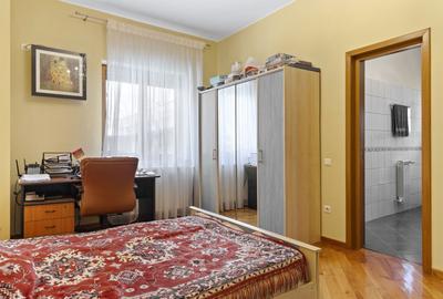Apartament cu 8 camere semidecomandat, mobilat în Capitale - 16