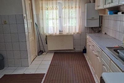 Apartament cu 3 camere decomandat în Carpați 2