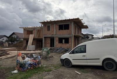 Casă cu 4 camere în Valea Adâncă