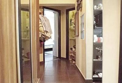 Apartament cu 3 camere semidecomandat în Micro 16