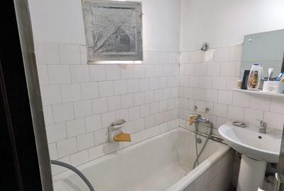 Apartament cu 3 camere decomandat în Calea București