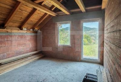 Casă cu 5 camere cu Teren 4000 Mp în Teaca