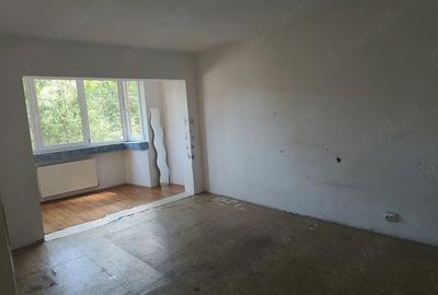 Apartament cu 2 camere decomandat în Tractorul