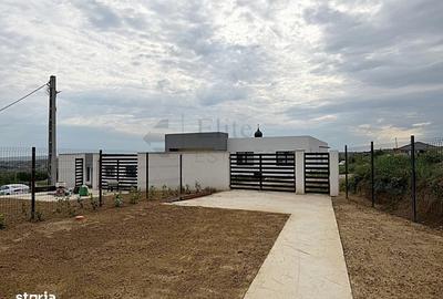 Casă cu 3 camere decomandat în Central