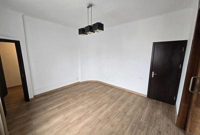 Apartament cu 4 camere decomandat în Victoriei