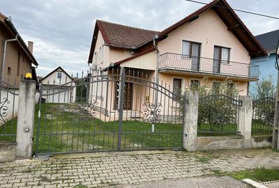 Casă cu 4 camere în Central - 1