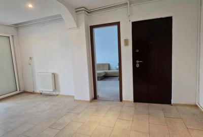 Apartament cu 3 camere decomandat în Micro 6 - 8
