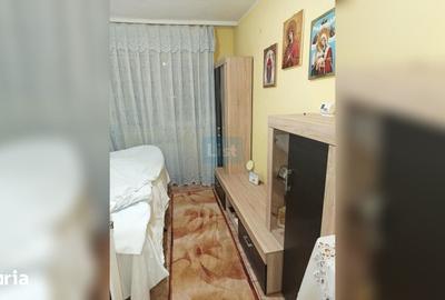 Apartament cu 4 camere decomandat în Micro 40