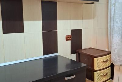 Apartament cu 3 camere semidecomandat în Șcheia
